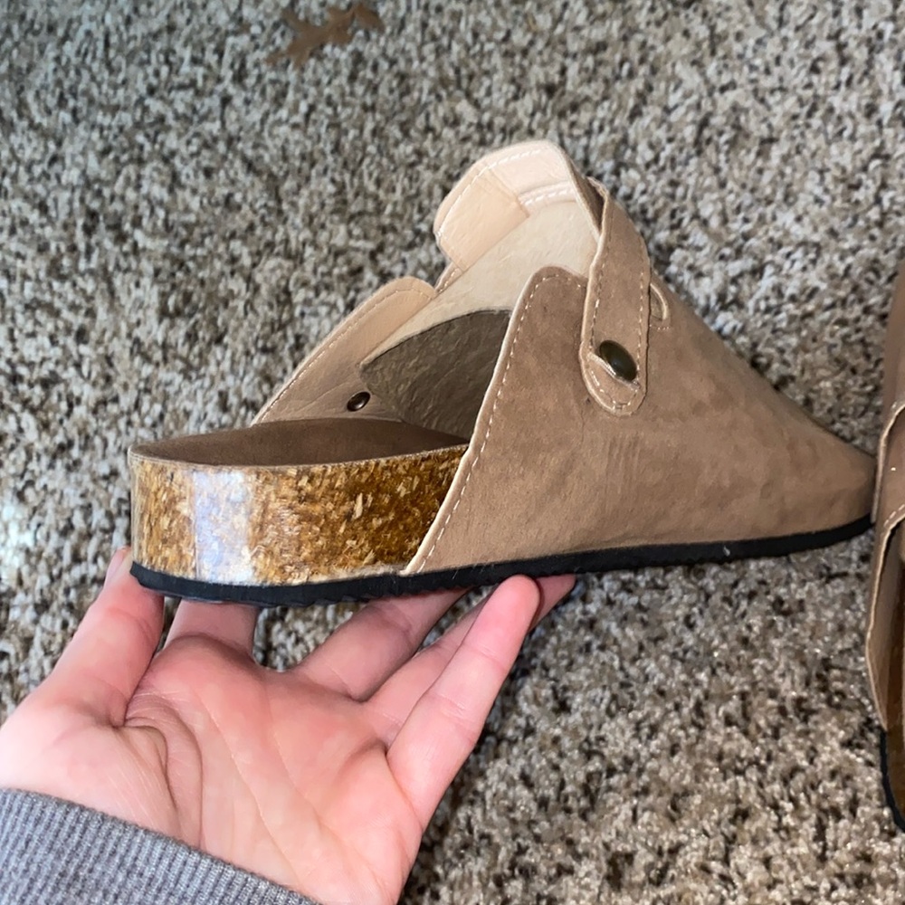 🪿Trendy slip-on tan sandal with adjustable buckle on top! - Picture 8 of 12